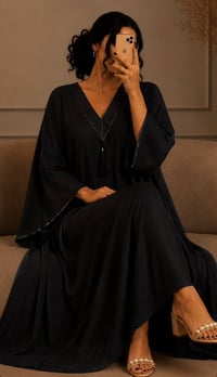 سماوه • دشداشة نسائية • سواد فاحم」「كشمير مطاط」「تطريز صدر」「مقاسات XL-2X...