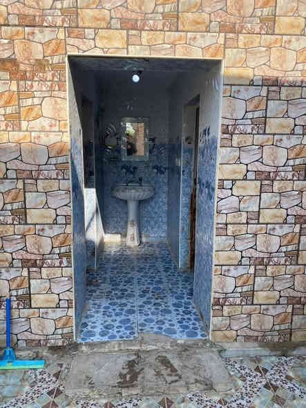 بيت زراعي للبيع...
 في منطقة ال حجي كاظم ..
يبعد عن شارع النجف ديوانية تقريبا 300 متر...
مقابل الفرقة التكتيكية..

نوع الملك ..زراعي سند 25
المساحة الكلية مع الحديقة 600 متر
مساحة البناء 200 متر..
الواجهة..20 متر والنزال 20..

البناء ..طابوگ طابق واحد درجة اولى ..
الاساس صب..
السقف عكادة...

متكون من غرفتين وصالة ومطبخ بمساحة كبيرة..
+ مجمع صحيات واستقبال...
+ حديقة جانبية
السعر 110 مع المجال..
للاستفسار اكثر الاتصال على الارقام :

***********
***********
او مراجعة مكتب 
ازهر المحمودي للعقار
شارع السوق 
مجاور مطعم عبد الرضا
