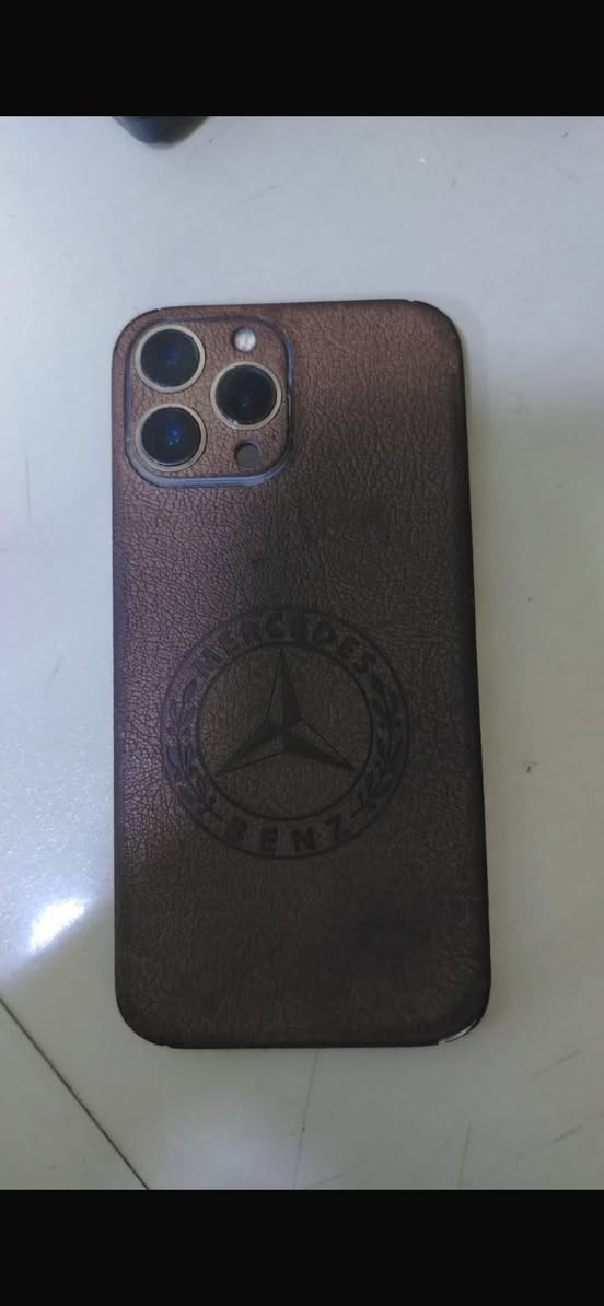 سلام عليكم 13 pro max 
512 G 
تلفون مبدل بي شاشة oled
كامرة بس ال 0.5 متشتغل 
سماعة الفوك متشتغل بس الجوة ينراد ايسي 
وظهر مفطر مغلفة 
لون ذهبي 
قيمو شكد يسوة واذا اكو مراوس ب 15 وفوك 
***********
