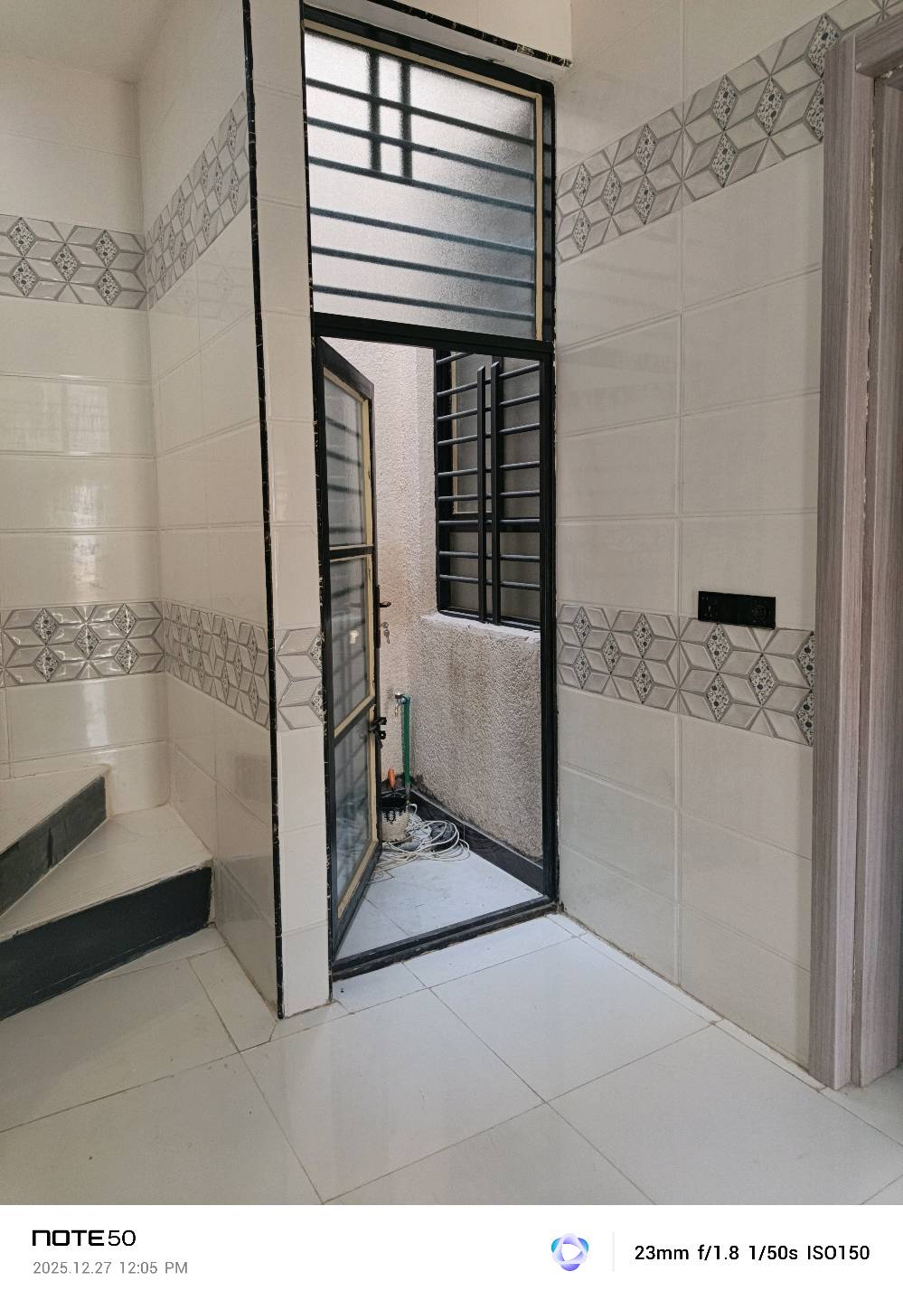 #عقارات كربلاء المقدسة 
بيت طابوك سند ٢٥
داخل مجمع الابداع السكني مساحه ٥٠متر طريق الرابط قرب علوه المخضر 
شارع١٠م يتكون من استقبال مطبخ صاله صحيات غرفه 