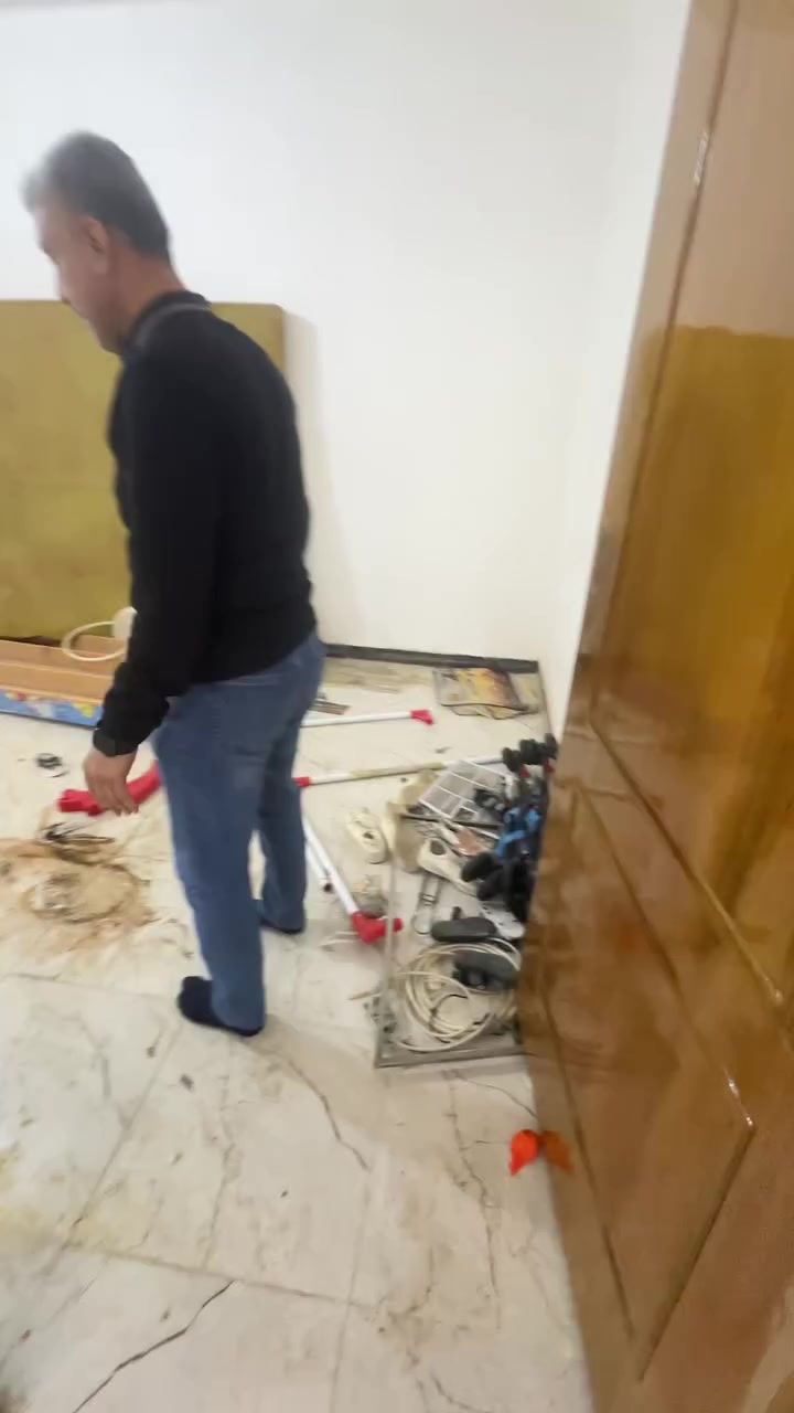 بيت في حي الانصار مساحة 60 متر طابو صرف بناء جديد طابوق جمهوري كله صب حي الانصار شارع الحرفين قرب اسواق ابو نبأ السعر 75 وبي مجال 
***********
