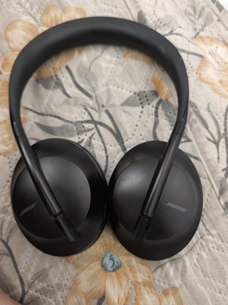 السلام عليكم
سماعات bose nc 700 noise cancellation 
من أقوى ١٠ عالمياً ب العزل
اصليات و البرنامج يربط ويتحكم بيهم ، التچ باد شغال و الأزرار شغاله و البطارية حالتها جيدة ( تطول عندي) بس ماعرف مقارنة ب الجديدة فرق او لا 
عموماً ما بيهم اي خلل 
السعر ٨٠ ألف قفل(دينعرضون ب ١٣٠-١٥٠) و ب امزون سعرهم ٣١٧ دولار
مكاني ناصريه مركز و عندي توصيل


**إذا كنت صاحب هذا الإعلان وتريد حذفه لأي سبب، رجاءا أرسل رسالة إلى الدعم الفني**