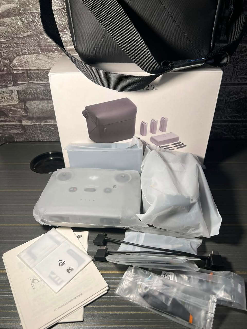 درون dji mini2SE جديد  كبس شركة لوك لحد الان ما مفحوص ولا مشتغل بعده بتراب الشركة   للبيع ليحب راسلني على خاص  كامل ملحقاته   ويه فقط بطاريات اثنين اجه من شركة نقص بطاريات اشتريت له اصليات اثنين لي يحب يدخل خاص او واتساب ***********
