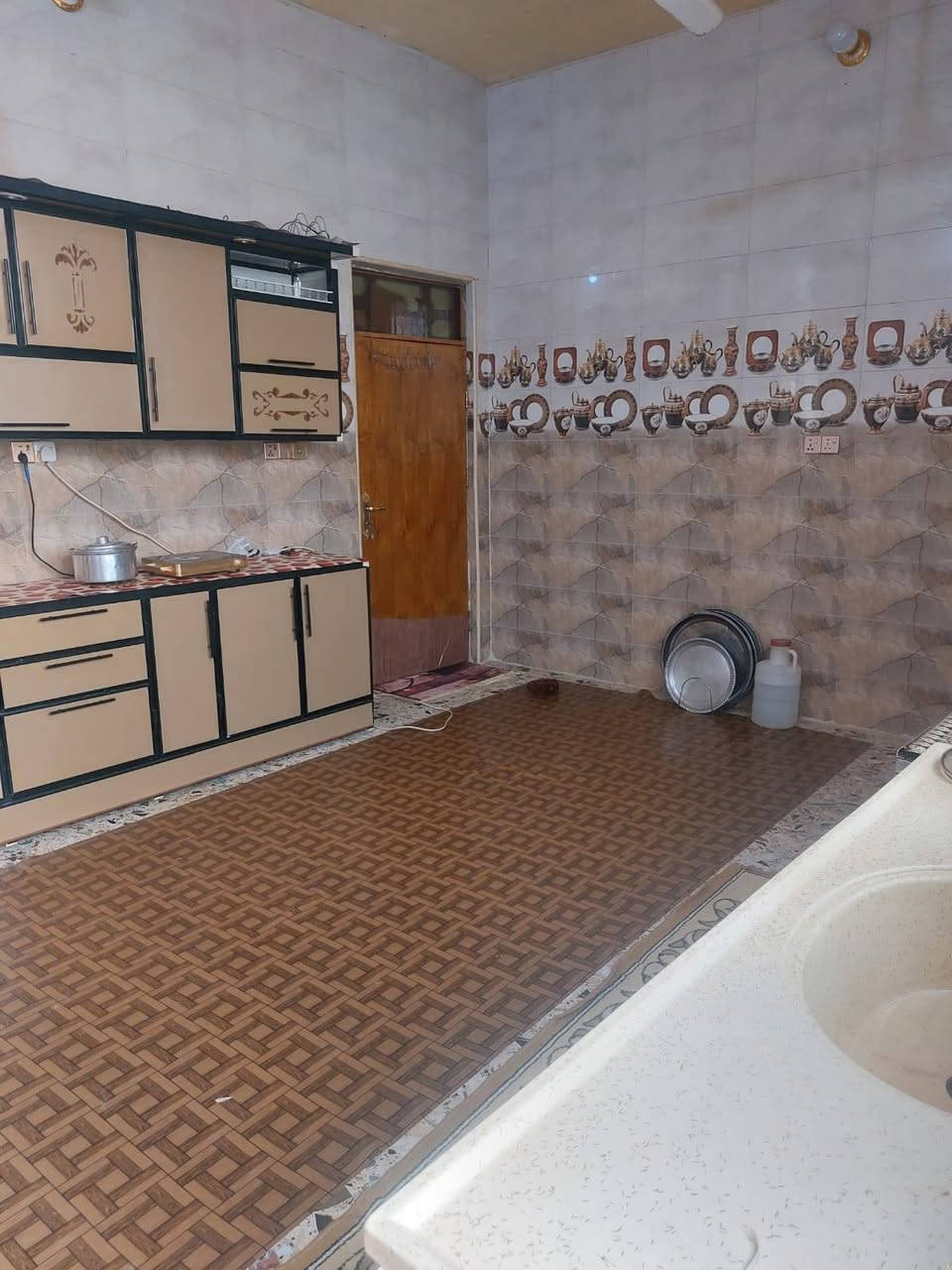 يوجد دار للبيع المكان المجر الكبير في منطقه السراي قريب ع شارع العام المساحه 200بنيان حديث  ***********
 الدار تابعه الى ابو احمد البطبوطي وباسعر مناسب 

(علما اني مكلف بانشر)
