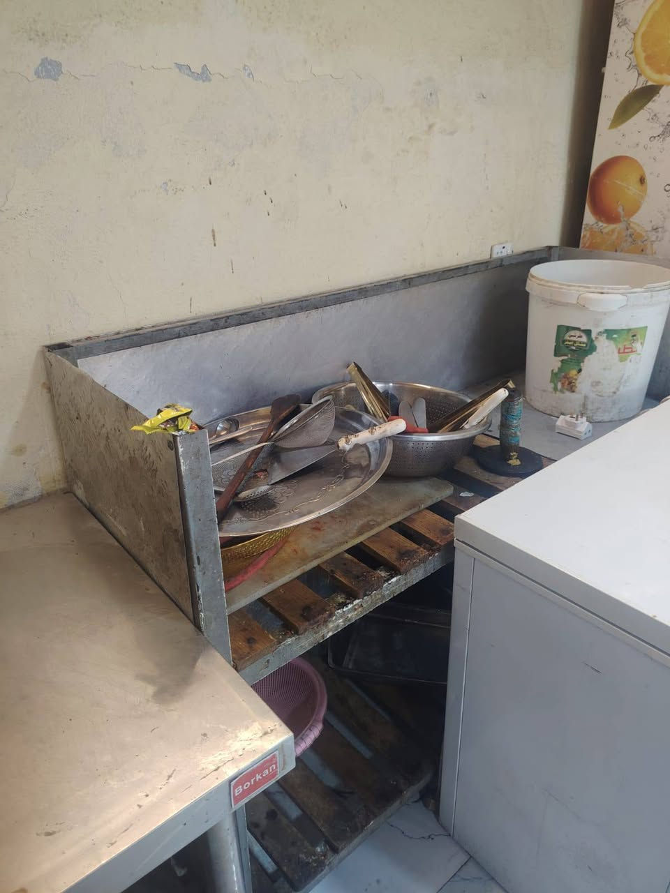 السلام عليكم 
اغراض مطعم كامله تفاصيل داخل الفديو اغراض غلبيتها تركي المنشاء مستعمله شي قليل  اللبيع شلع العنوان 
بغداد العبيدي ***********،او، ***********
