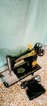 للبيع فراشة  تخيط جميع الاقمشة  سعرها 35 07502082909) 07768882491