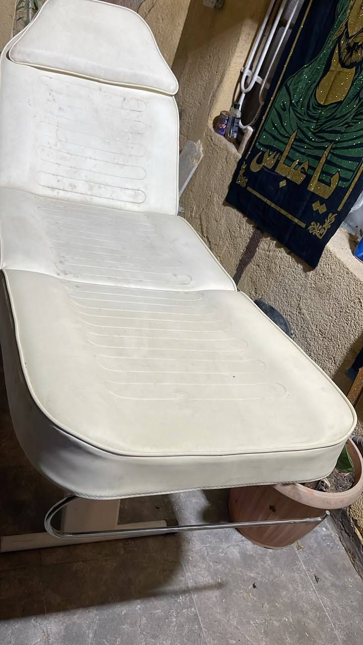 كرسي ومراية وسدية ومغسلة السعر ب 400 مكلف بنشر هذا رقم صاحبهن *********** العنوان القبلة البصرة
