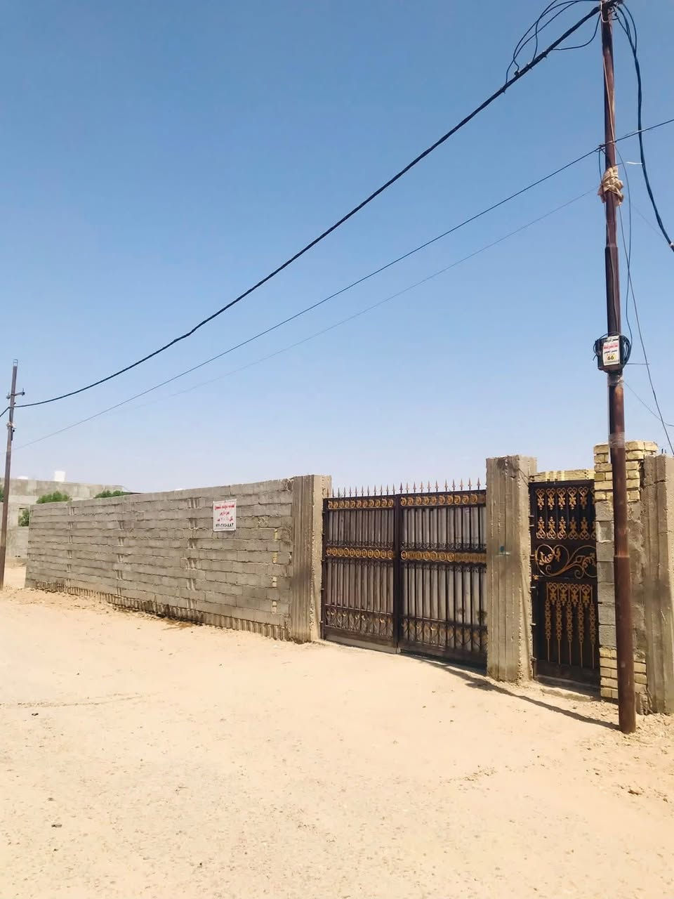 السلام عليكم...للبيع ...نصف دونم مع بيتين  كل بيت ٢٠٠متر زراعي عقد ٢٥ يتكون كل بيت غرفتين ٥×٤  مع صاله ٧×٥ مع مطبخ ٥×٥  مع صحيات داخليه مع استقبال ٧×٥  العنوان بغداد طريق حي النصر السياحي قرب بانزين خانة الجواهري نهاية الشارع بقرب السده للاستفسار الاتصال على الرقم ***********
