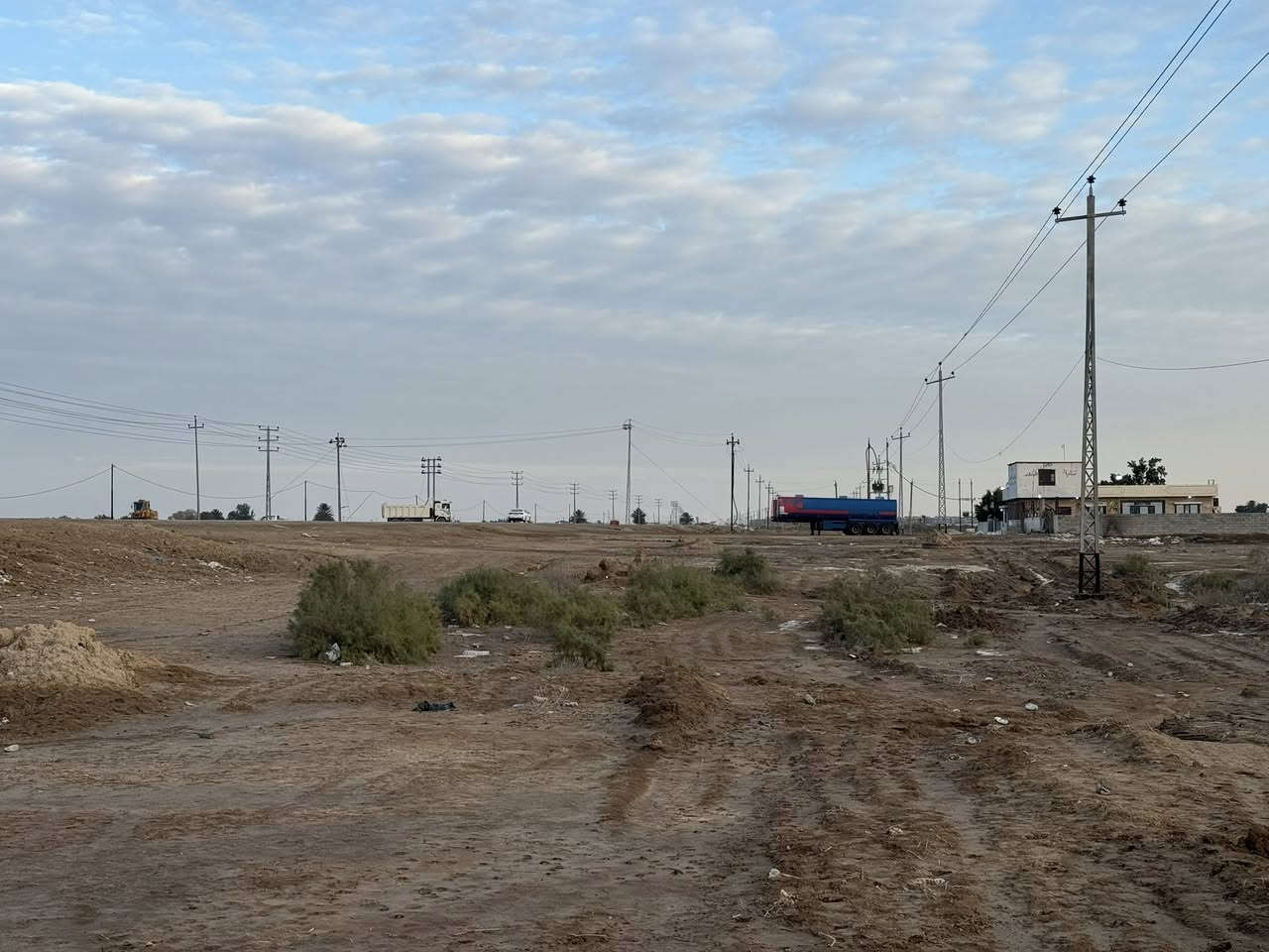 دونم طابو زراعي سند ( 25 ) 
بجانب معمل ( تنقية البذور ) 
على طريق زبيدية - محطة واسط الحرارية 
الوجه 23 م 
النزال 108 م 
ماء - كهرباء + ( بير ) + ( تشجير ) 

للاستفسار مراجعة مكتب ( غيدان ) للعقار  
واسط - الزبيدية - مقابيل حي ( الصناعي )  
***********  
*********** محمد سيد غازي
