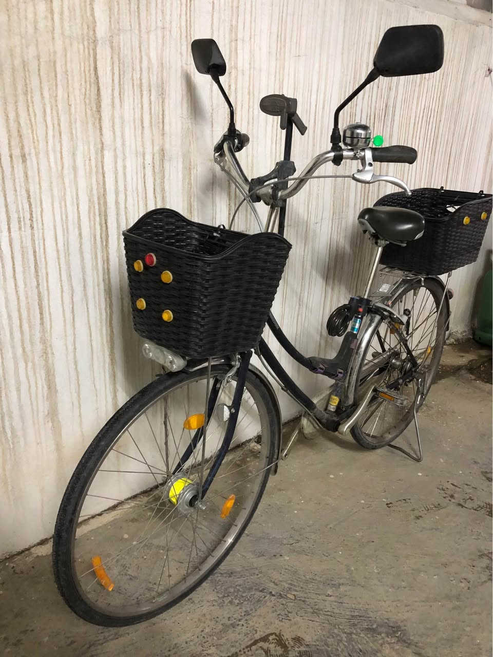 پاسکیلی یابانی بناتی یان حاجی
حجم ٢٧ قیاس گەورە
سێ گێر
ماگنێت
گلۆپی پێش و پشت بیلاد
ویل ستیل و جاملغ ستیل
پاسکیلەکە بە ئەشیاوە نرخی ١٧٥ هەزارە
پاسکیلەکە بە بێ ئەشیا بە ١٥٠ هەزارە
لە هەولێرم *********** أربيل, العراق
