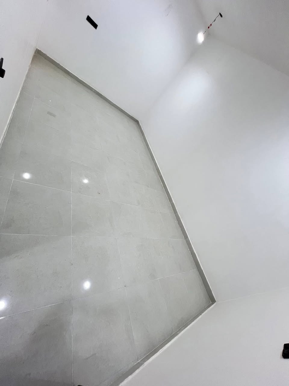 🏠 دار للبيــــــــــع #حـــديـــــث غيــــر مسكـــــون
فـــي حـــي الطيــــــارة قـــــــرب اســــــواق العـــــــائلـــــة
________________
المساحـــــــة // 118م
 #طابـــــو #زراعـــــي #صـــــرف #سنـــــد25 
الواجهــــــــــة  // 6.75م
النـــــــــــــــــــزال// 17.5م
________________
🧱🏗️ #الطابــــــــــــــق #الأرضـــــــــــــي
غرفــــــــــة وصالـــــــــة وهـــــول ومطبــــــــخ ومجمـــــــــع صحيــــــــات داخلــــــــي وخارجــــــــــي وطـــــارمــــة...
🧱🏗️ #الطابــــــــــــــق #الثانــــــــــــــــي
غرفتيـــــــــــن وهــــــــــول ومجمـــــــــع صحيــــــــــات وسطـــــح ...
________________💲

السعـــــر والتفــــــاصيـــــل علـــى الاتصـــــــــال
_____________
#مكتـــــب
  🌛🌐الخــــارطــــة العقـــــاريــــة🌐🌜
#الكائـــــــــن
   فـــي ⇩ حـي_الطيـاره_شـارع_25_الـرئيســي_قــرب
_المــــدرس_حسيـــن_طيــــاره
0️⃣7️⃣8️⃣2️⃣5️⃣2️⃣1️⃣2️⃣5️⃣6️⃣5️⃣📲
___________________________________
_____________________________________________
