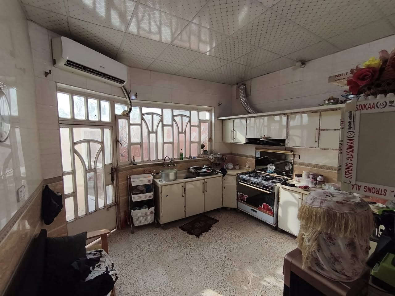 #دار_للبيع طابو صرف في منطقة الإسكان، مقابل حائط الزراعة على الشارع العام.
- المساحة: 100 متر مربع مع فضلة 100 متر.  
- الموقع: ركن على شارعين.  
- المواصفات: عكادة وطابوق، أساس كونكريت مرتفع عن مستوى الشارع.  
- عدد الطوابق: طابقين.  
تفاصيل الطابق الأول:  
- حديقة وكراج.  
- صحيات داخلية وخارجية.  
- غرفتين، صالة، واستقبال.  

تفاصيل الطابق الثاني:  
- 3 غرف نوم.  
- صالة.  
- سطحين. 
==========================
🔺#للاستفسار الاتصال ع الرقم التالي 
ارشد ***********📲 
==========================
او مراسله واتساب 
http://wa.me/+964*********** 📲  ==========================
او زيارة مكتبنا 
🔺مكتب دره المشرق للاستثمار والتطوير العقاري 
🔺العنوان:-حي الجزائر قرب مأكولات تشرين
