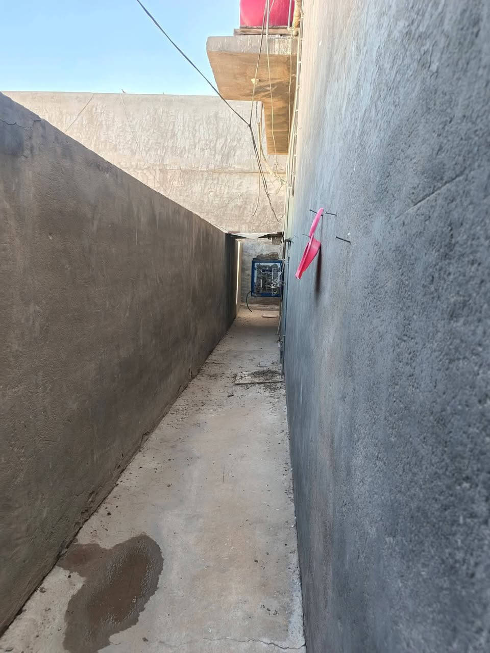 السلام عليكم
  دار للبيع مكان مميز جدا وراقي 
بيت راحت بال وهدوء
طابو زراعي سند25 
نوع البناء //طابوق السقف صب كونكريت بإشراف مهندس مدني
شارع تبليط
بإسم صاحب الارض
تحويل البيت ثاني يوم بعد الشراء
العنوان / /بابل المدحتيه 
المعاره طريق الزوار الوفه الحاده داخل فرع ٨منر 
المساحة//٣٣٦متر 
الواجهه //١٦متر
بناء حديث 
خدمات كامله من ماء وكهرباء وتبليط
السعر/١٨٠وبي مجال
الأثاث من ضمن البيع
تفاصيل البيت طابق واحد
وتكون من
استقبال +كلدور
صاله كبيره جداً
موزع 
عدد الغرف ٢
مطبخ حار وبارد +مطبخ ٣خارج مع صحيات داخليه
منور جانبي مساحةمتر
مجمع صحيات داخليه وخارجيه
طارمه +حديقه
منظومة كامرات 
عرض الشارع ٨متر
البيت كامل وجاهز
البيت موقع حلو وجيد جداً 
بناء حديث 
للاستفسار
مراجعة  مكتب دلالية وائل الهندي 
***********
ابو علي***********
مكتب دلالية وائل الهندي بابل المدحتيه الحمزه الغربي ع شارع 60 قرب سلوان ابو الكاشي مقابيل فرع علي قماره
