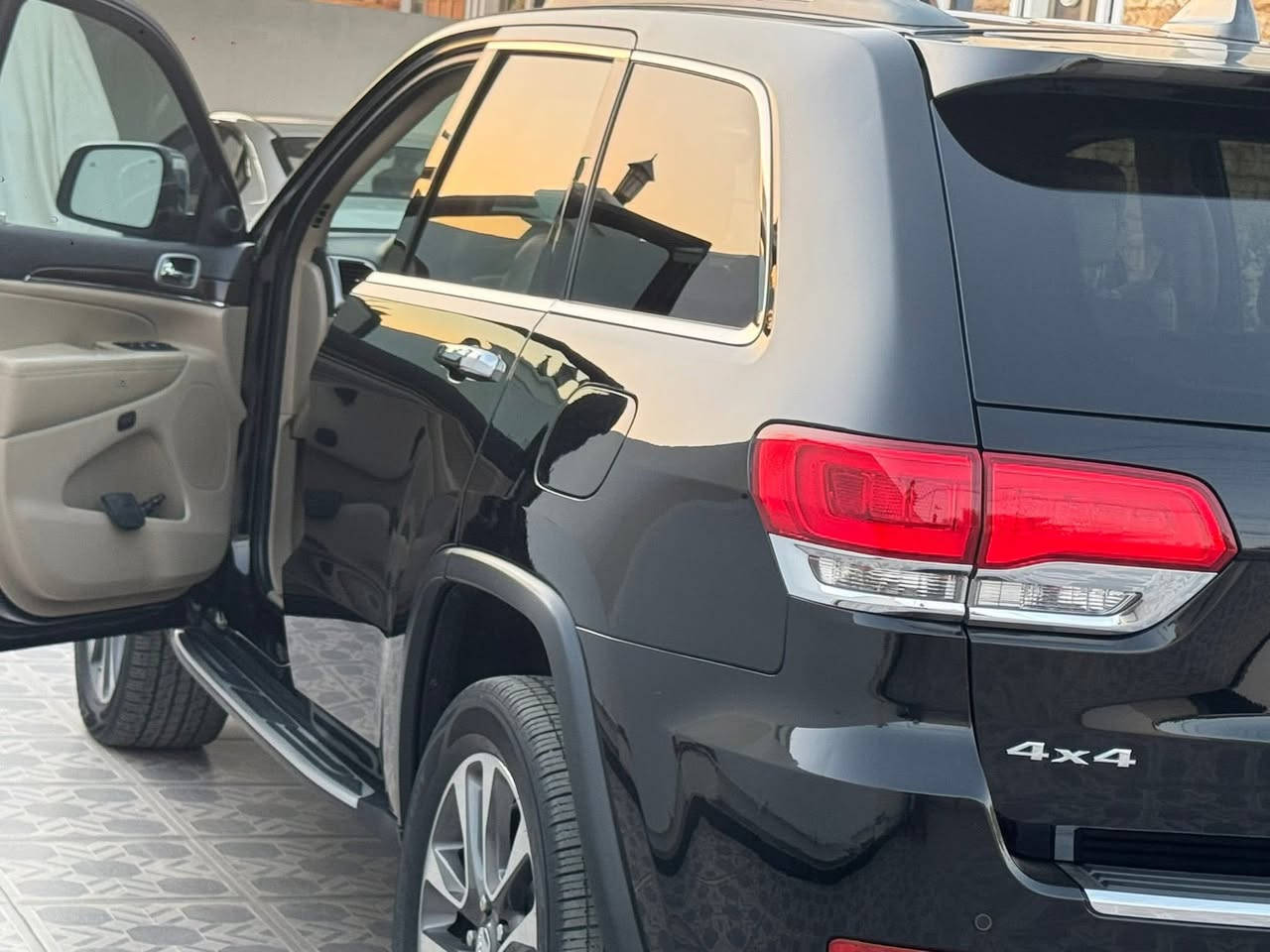 جيب كراند شيروكي 2018 
فور ويل 
سياره لمتدد
ماشيه 183 كليو متر 
سياره كلين 
داخل بيجي 
 بانوراما 
كشن تبيرد -تدفئه
اطفاء ذاتي 
رادار جانبي وخلفي
صندك كهرباء 
ماوس وتحكومات قياده
كشن خزن 
ستيرن كهرباء  
لمتدد معروفه بمواصفاتها 
سياره جديده كلش 
بيها تخم تاير دلوب 
حجي الويل 20
بعد بيها هواي مواصفات 
تحويل مباشر 
المكان رمادي 
السعر 290
اتصال ‭0782 840 4190
