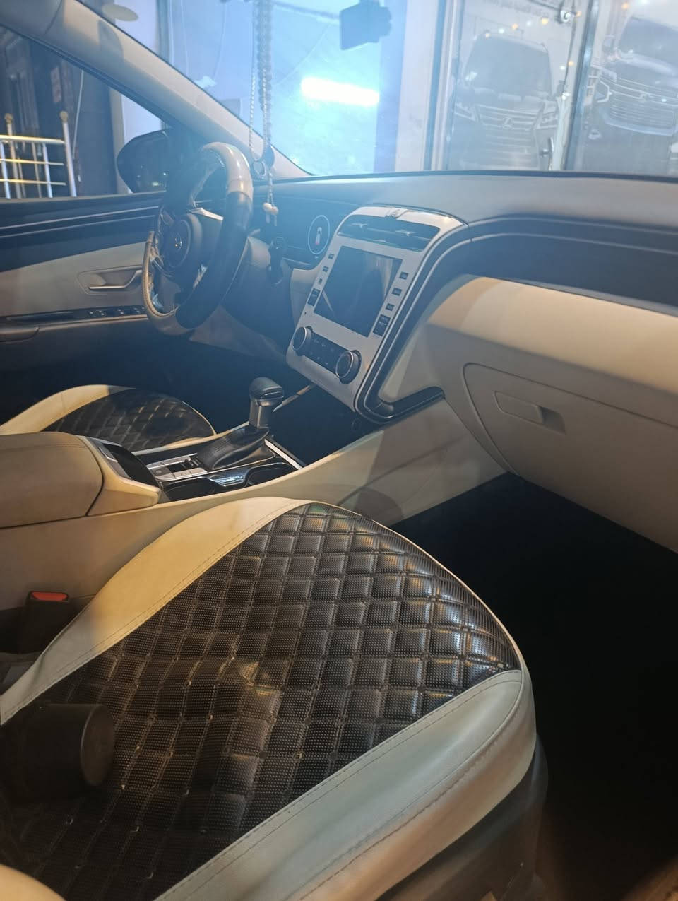 السلام عليكم للبيع توسان 2024خليجي ابيض  بأسمي تحويل مباشر رقم جديد
مواصفاتها 
محرك 2000
بصمة تشغيل وابواب 
نظام ترحيب 
تشغيل عن بعد 
تصعد جام بالبصمه
شاشة تاج  لمس 
كامرة دوارة
بردات خلفيه بلاد
هند بريك بصمه 
اوتو هولد 
حساسات امامي وخلفي 
مقاعد اماميه  كهرباء 
مخمل
داخل لونين ابيض واسود 
ارضيه جلد 
تحكمات جهتين 
قمارة حديد
ماشيه32الف وبعدها بالضمان السياره
السيارة مكفوله
المكان بغداد الكاظميه السعر 21500$ وبيه مجال
لاي استفسار اتصل ‏‪0770 003 1653‬‏
