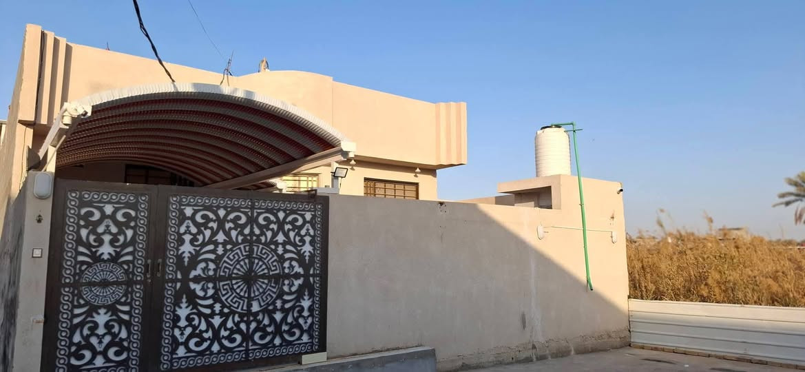 السلام عليكم بيت للبيع في  الجزيره  باب الهوى شارع 22  مقابل ريحانه سنتر عرض الشارع مالته 12 متر  مساحت البيت 240 متر  يحتوي على غرفتين وديوانيه وصاله ومطبخ وكراج +حديقه  وصحيات داخليه وخارجيه البيت جاهز اي استفسار اتتصل رقم الهاتف *********** سعر 108 وبيه مجال
