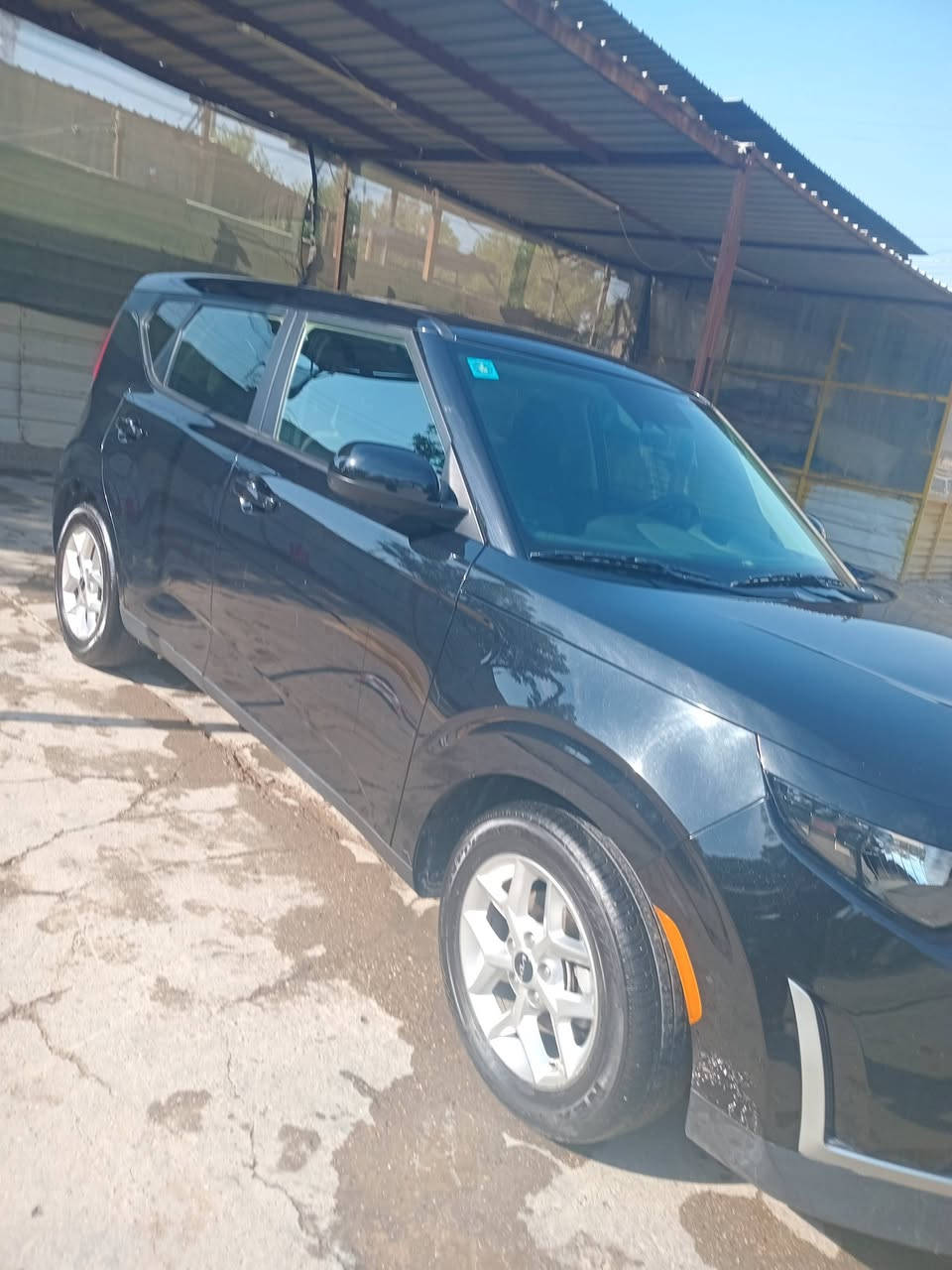 كيا صول موديل2024 السعر180$ العنوان حله حي الصحه رقم الموبايل ***********مكفوله بس بيه اقل من شبر بالبنيد مصلح على البارد مكينه2000 دوش ماشيه 27ميل رقم بابل الجديد وباقي المواصفات معروفه
