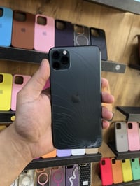 ايفون ١١ برو ماكس الذاكرة ٦٤  البطارية ٨٤  اللون زيتوني  ظهر مفطر ومبد...