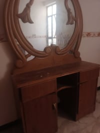 ميز تواليت • للبيع