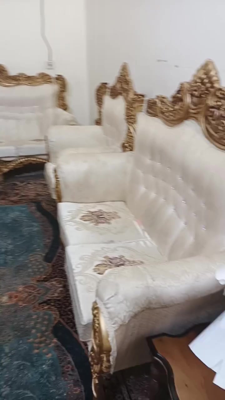 ٢٥٠   بعد بي وحدة وسط وكرسي ثاني التخم كله (( عشر مقاعد قوي ))
وحدة من القنفات الكبار يرادله ادكدك بالبيت

التخم الابيض ب٥٠٠  عشر مقاعد  كلشي موضح بالمقطع 

الاتصال على الرقم :***********
