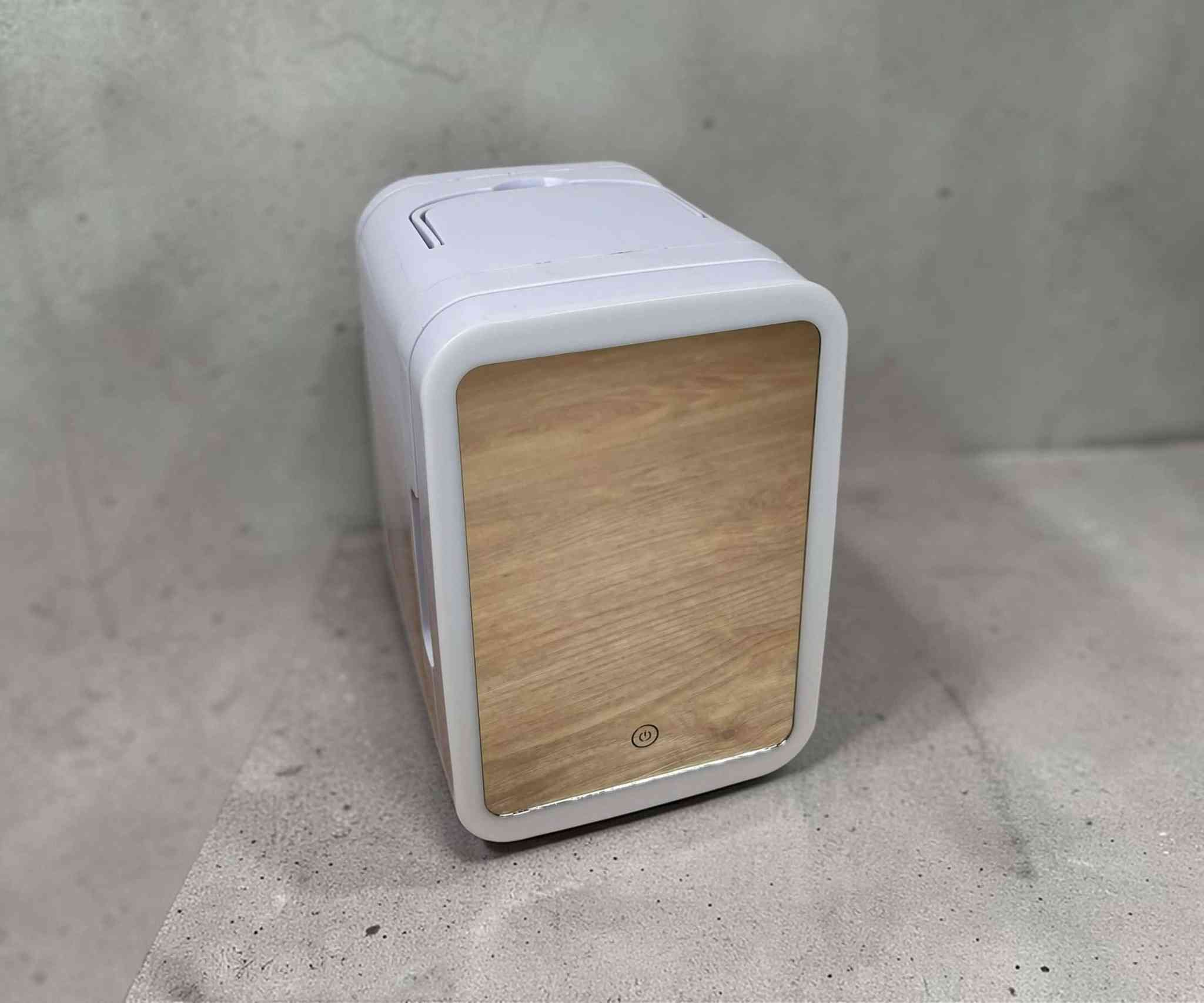 ثلاجة مكياج كهربائية محمولة 4 و5 لتر – نظام تبريد وتسخين مزدوج 12V

الاستخدامات:

حفظ مستحضرات التجميل مثل الكريمات، السيرومات، ماسكات الوجه وأدوات العناية بالبشرة.

تبريد المشروبات الصغيرة أثناء السفر أو في المكتب.

حفظ الأدوية الحساسة للحرارة.

مناسبة للاستخدام داخل السيارة عبر منفذ 12V.

مثالية لغرف النوم، صالونات التجميل، الرحلات والمكاتب.

المميزات:

متوفرة بسعتين: 4 لتر (لون ابيض) و 5 لتر (لون وردي).

نظام مزدوج تبريد وتسخين (Hot & Cold Thermoelectric System).

تعمل على DC 12V (منفذ ولاعة السيارة).

مفتاح تحكم بثلاث وضعيات: HOT  OFF  COLD.

مؤشر ضوئي:

- أخضر للتبريد.
- أحمر للتسخين.

تقنية تبريد حراري بدون كمبروسر (ضوضاء منخفضة واستهلاك طاقة أقل).

رف داخلي قابل للإزالة لتنظيم المساحة.

باب بإغلاق محكم للحفاظ على درجة الحرارة.

تصميم خفيف الوزن مع مقبض علوي لسهولة الحمل.

طول سلك التشغيل: 160 سم.

محتويات الصندوق:

ثلاجة مكياج (حسب السعة المختارة 4L أو 5L).

سلك تشغيل سيارة 12V.

دليل استخدام.

الملاحظات:

غير مخصصة لتجميد المواد (ليست فريزر).

يجب تشغيل السيارة أثناء الاستخدام لتوفير الكهرباء.

يفضل إيقاف الجهاز قبل التحويل من وضع التبريد إلى التسخين والعكس.

تحفظ بعيداً عن الماء والرطوبة.

قياس الكارتون

الطول: 28 سم

العرض: 22 سم

الارتفاع: 30 سم 

سعر 37 الف مع توصيل لكافه المحافظات


**إذا كنت صاحب هذا الإعلان وتريد حذفه لأي سبب، رجاءا أرسل رسالة إلى الدعم الفني**