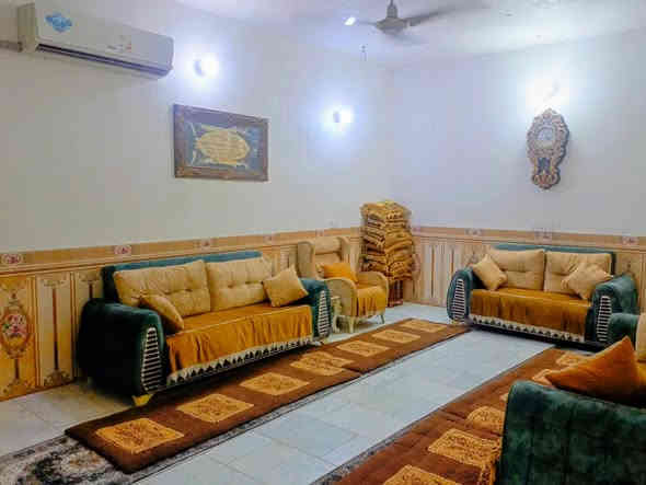 بيت للبيع في مجمع حجي حسين مقابل المستشفى القاسم البلوك الاول المساحه 400م طابقين زراعي سند 25 يتكون من الطابق الاول من صالتين وغرفتين نوم ومجمع صحي داخلي واستقبال مطبخ والطابق الثاني يتكون من غرفتين وصالتين وصحيات والحديقه 140متر لاستفسار
***********
***********
