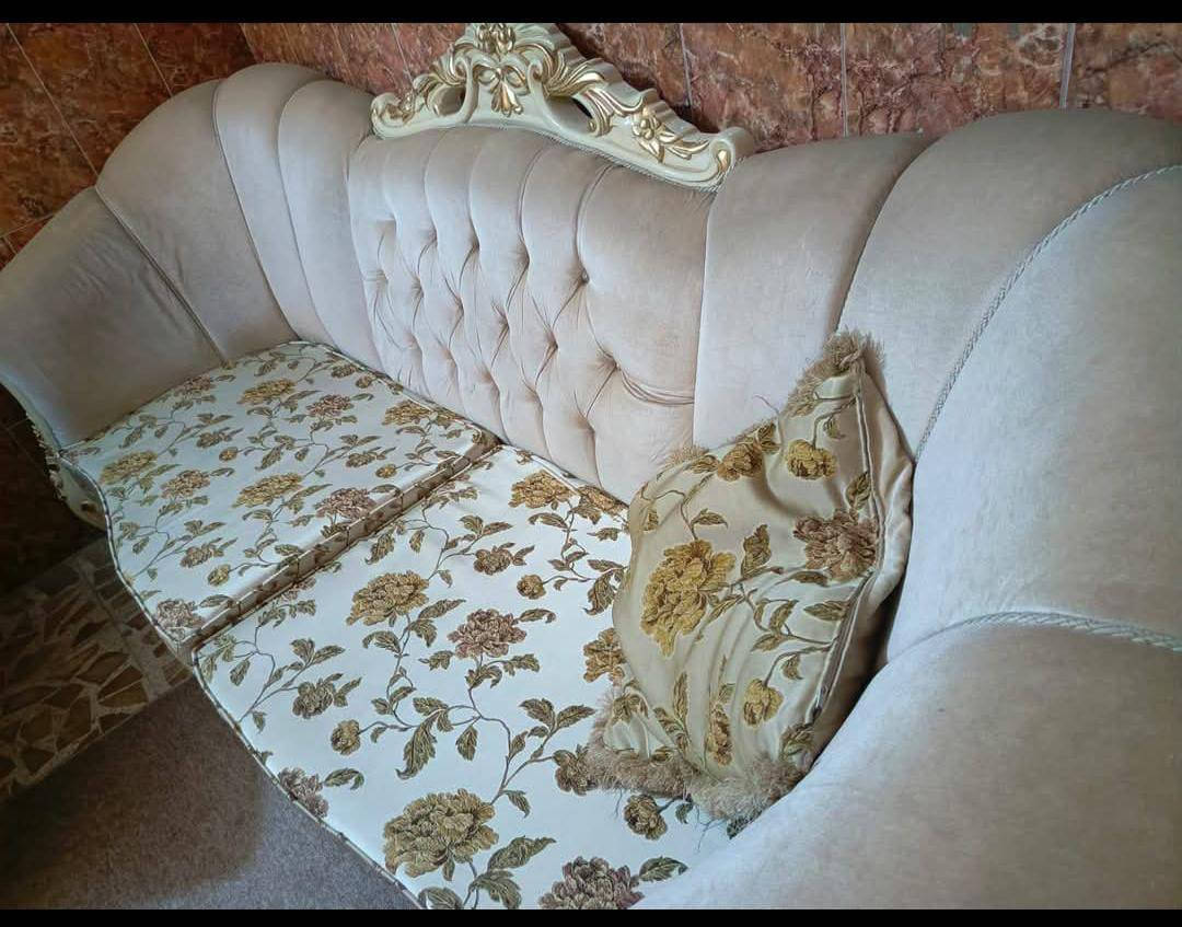 تخم زان ملكي تركي عشر مقاعد السعر 700 مع طبلة وسطيه حجم كبير عنواني بغداد الشعب سبب البيع لصغر المكان تواصل خاص او مراسله الرقم ***********
