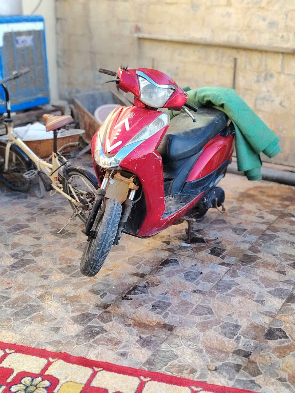 دراجه ماكس شغاله بس متروكه صار تقريبا 6اشهرالسعر150 وبيه مجال المكان ديوانيه المركز  ***********
