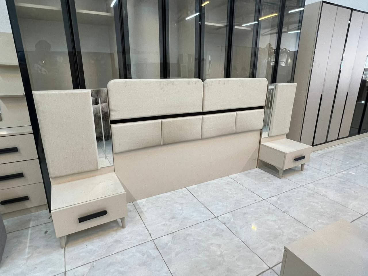 غرفة نوم تركي 🇹🇷 
مستخدم نضافة 95 💯 
7 قطع مع كنتور ملحق 2 باب 
من اجمل موديلات كلاسك حديث جام شفاف ب ايطار الامنيوم 8 مجرات داخل كنتور 
سجج هايدروليگ شفط سرير جك مخزن اناره كومديات وميز تواليت بسعر 850 مع شد ونقل


**إذا كنت صاحب هذا الإعلان وتريد حذفه لأي سبب، رجاءا أرسل رسالة إلى الدعم الفني**