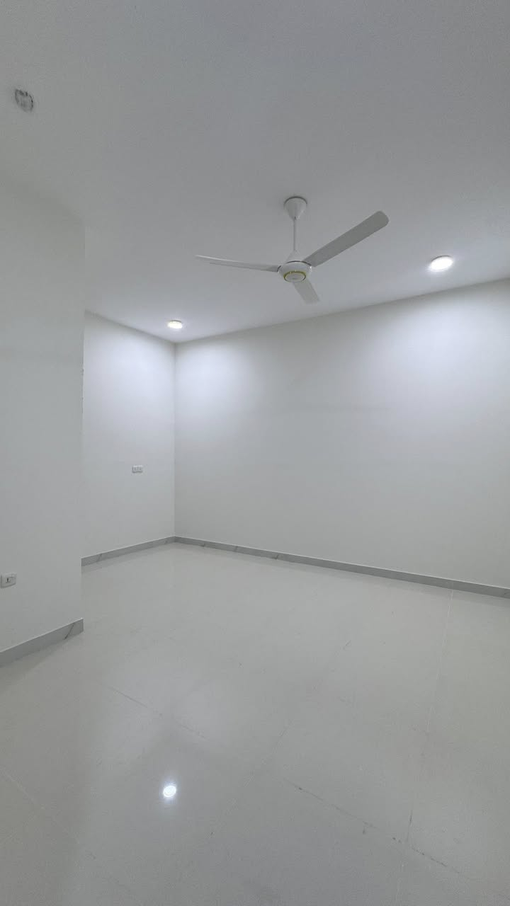 شقه طابق اول للأيجار 
العنوان :  الجنينه - حي الأندلس 📍
المساحه :  140 م 
المحتويات :  3 غرف منام واحده منهم ماستر   + صاله + صحيات عدد 2 + مطبخ  
المواصفات :  تصلح لسكن العوائل فقط + بناء حديث جداً زيرو غير مسكونه + واجهه مرمر + قريبه جداً لشارع البهو والتايم سكوير + موقع مميز + مصعد
سعر الأيجار : مليون و 100 الف 🔴
 ( شامل الماء والكهرباء والأثاث )
للتواصل : 
***********
*********** 
***********
