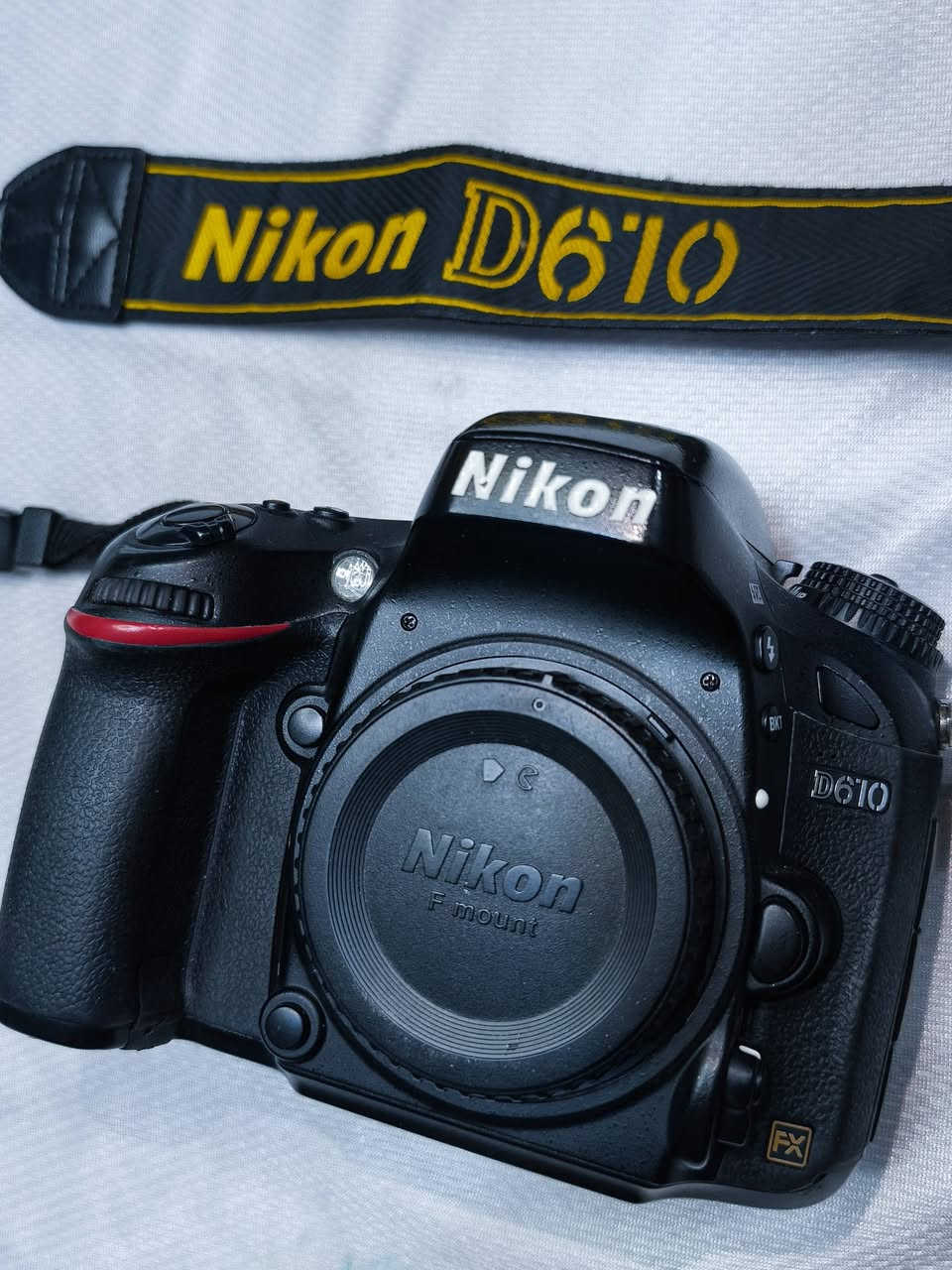 السلام عليكم👋💙 
  نيكون D610 فول فريم للبيع

1_ الكامرة نضافة 98% شتر 69
2_عدسة 50mm G نضافة جيدة جداً + عدسة 18-55
3_بطارية 
4_ شاحن نيكون 🔌 
5_ جلاتين عسكري
6 _ احزام 
7 ـ رام 16
8- حقيبه 
مكاني ديوانية موجود توصيل جميع المحافظات 
 واتساب واتصال ***********
