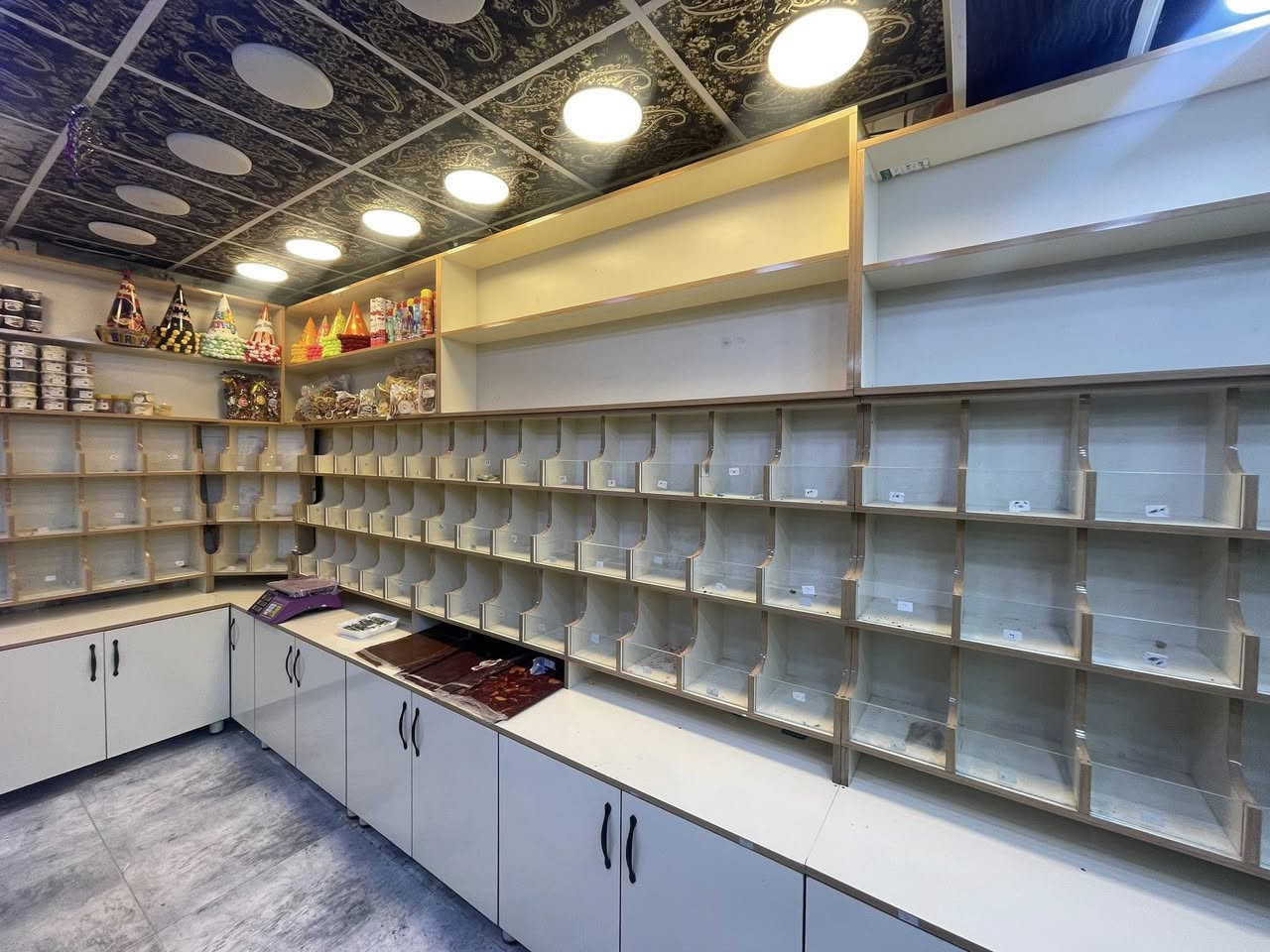 رفوف درجه اولى للبيع عدد الخانات 100خانه ستعمال قليل السعر ***********
