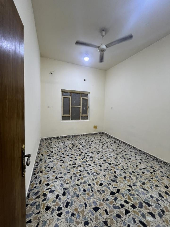 سلام عليكم شقة ارضية للايجار في الجمهورية غرفة وصالة ومطبخ وصحيات مساحة 50 متر تصلح سكن عوائل فقط سعر الايجار 400 الف شامل ماء وكهرباء ***********
