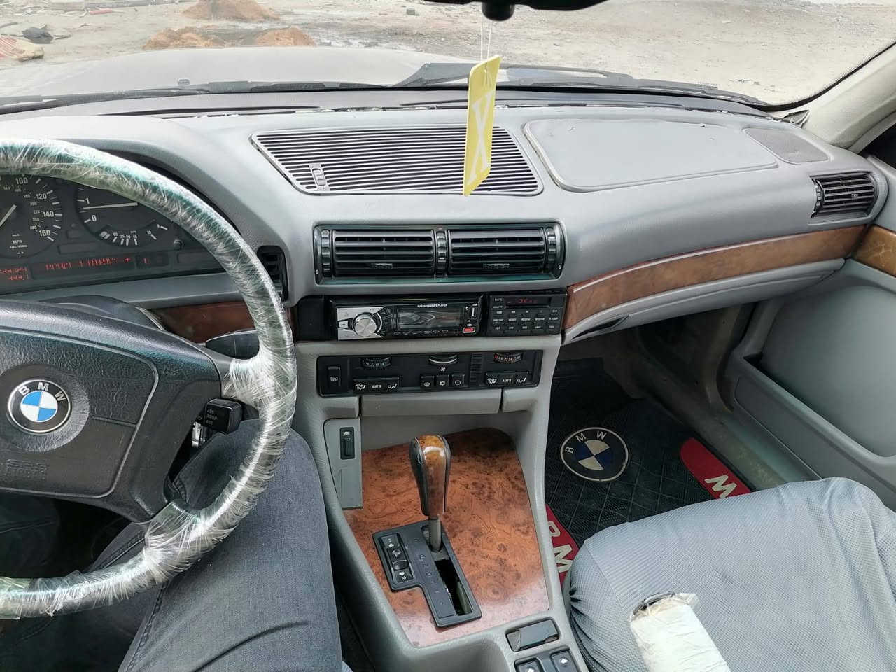 السلام عليكم اعزائي بي ام موديل ٩٢ حجم ٧٣٥  غرفة جلد دبل ارباك ٣ بردات بلادي سلايت كير ومحرك جدد حدادية امامي خلفي جديد تبريد تدفئه شغال تخم تاير +ويل خلية جديد جديد كهربائيات ١٠٠/١٠٠ سنوية لل ٢٧ سكليتر كهرباء السيارة خير من الله السعر ٦٣ للاستفسار ***********
