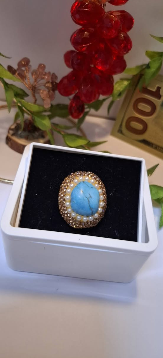 خاتم الفيروز مع اللؤلؤ من اجمل الخواتم المتوفره 
يُعرف الفيروز بأنه "حجر النصر" و"حجر التفاؤل"
 وله مكانة خاصة في الثقافات العربية والقديمة.
يجلب الطمأنينة ويساعد في تهدئة الأعصاب وتقليل التوتر والقلق.

 يعزز من قدرة الشخص على التعبير عن نفسه والتحدث بوضوح أمام الآخرين.

 يحمي صاحبه من "العين" والحسد والطاقات السلبية.

يعتبر الفيروز رمزاً للرخاء والنجاح، وهو حجر يتماشى مع مختلف ألوان البشرة مما يجعله من أكثر الأحجار الكريمة تفضيلاً في صناعة المجوهرات الراقية.

نصيحة للعناية بالخاتم:
الفيروز حجر مسامي، لذا يُفضل إبعاده عن العطور، المنظفات الكيميائية، والماء الساخن للحفاظ على لونه الزاهي وبريقه لسنوات طويلة.

سعر القطعه 8,000 فقط🔥
توصيل بسماية 1,000

الخاتم فري سايز🔥


**إذا كنت صاحب هذا الإعلان وتريد حذفه لأي سبب، رجاءا أرسل رسالة إلى الدعم الفني**