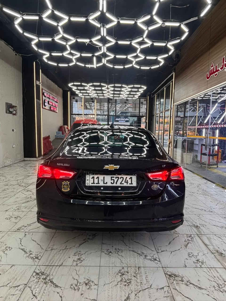 للبيع او مراوس // شيفروليه ماليبو 2022 LTZ رقم بغداد انكليزي
🔹 الموديل: 2022
🔹 الفئة: LT2 كاملة مواصفات
🔹 المحرك: 1.5 Turbo اقتصادي وعزم ممتاز
🔹 الكير: أوتوماتيك
🔹 الدفع: أمامي
🔹 اللون: (نيلي)

المواصفات الإضافية:
• فتحة بانوراما
• تشغيل بصمة + دخول ذكي
• شاشة كبيرة تدعم CarPlay+ اندرويد اوتو
• كاميرا خلفية 
• مثبت سرعة
• كرسي كهرباء
• أنوار LED
• نظام توفير الوقود
• تحكم  بالستيرن
• مانع انزلاق + 

السيارة وارد أمريكا، حادثها بابين فقط ومصبوغات، وبيها البنيد كلير فقط من امريكا شاصي ومكينة وكير سليمات 100%.
السيارة نظيفة وممشاها 63الف كيلو  
معروضة 125 وبيها مجال بسيط مكاني بغداد كرادة او كريعات 
***********
