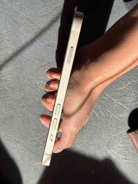 للبيع ايفون ١٣ عادي نضافه ١٠٠٪؜ زلغ. ما بيه بطاريه ٨٩ اللون ابيض ب٤٤٠ وبيه مجال متواجد خاص او اتصل ***********
