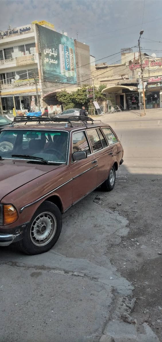 السلام عليكم
سياره مرسيدس استيشن  ٨٤ مرور بسمي تحويل ثاني يوم سعرها  30 ورقه  الاتصال *********** عنوان بغداد حي الاعلام
