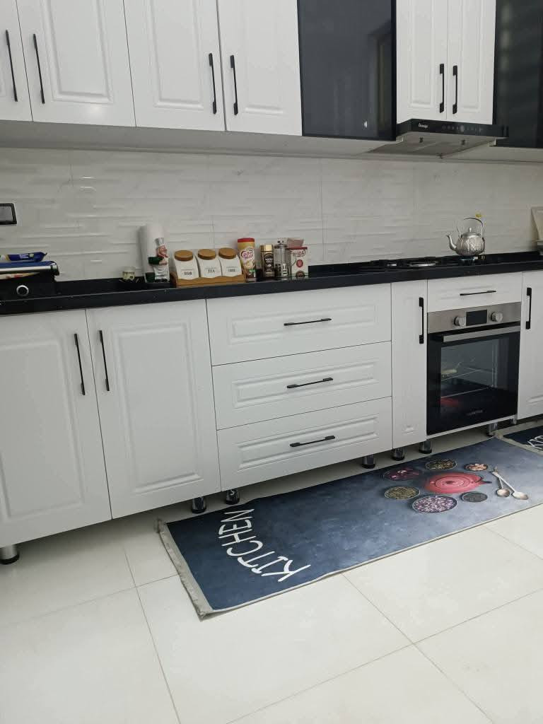 يا الله  اللهم صلِّ على محمد وآل محمد بيت للبيع طابو زراعي سند 25 الجمعية  شارع اسد الله الغالب مساحة 250متر واجهة 9 نزال 27 يتكون من استقبال كبير وصالة ومطبخ ومنور وصحيات عدد 2 وغرف عدد 3 بالطابق الارضي 2 وغرفة وبيتونة بالطابق الاول مع سطحين شتايكر بناء طابوق جمهوري بناء درجة اولى مقابل البيت ظهر بيوت ماكو جيران مقابيل البيت  موقع ممتاز مع كراج سيارتين طول 13متر وحديقة 10متر للاتصال بصاحب البيت مباشر اني صاحب البيت     ***********
