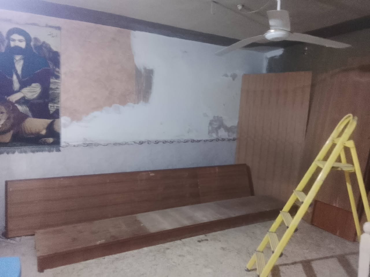 بيت للايجار مساحه 200 منطقت الشعب حي البساتين ضهر جامع المرتضى طابو يحتوي ع كراج كبير مع استقبال وغرفه نوم ومطبخ مع حمام  تواليت خارجي وداخلي مع غرفتين فوك رقمي ***********
