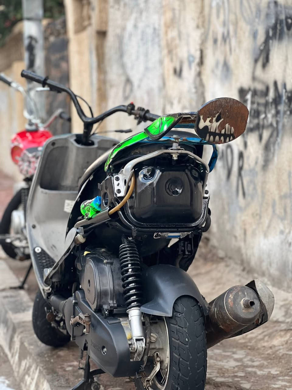 السلام عليكم
قجمه اول فتحة بوشتها 55 بس بوشه وبستم 
شلعه ومعدل وخرسه سلف وهندر كامله ما بيها اي نقص 
سعر 900 وبيها مجال او مراوس ايراني رقم  بصره امن داخلي 
***********
