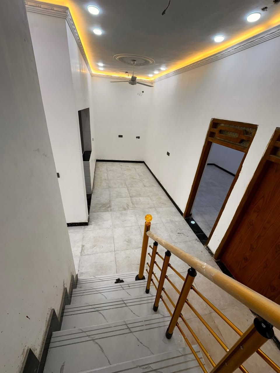 السلام عليكم يتوفر🏠 بيت طابو زراعي عراقي اصولي 
المساحه 130متر 
العنوان طريق العوجه بدايه شارع المقيمين يبعد مسافه 300متر عن طريق العوجه .
بناء حديث البيت فارغ ☆
تتكاتب وتسكن بيه.....
البيت يحتوي على غرفه عدد 2 ومطبخ وصاله ودوانيه وصحيات داخليه وخارجيه 
شغل درجه اولى ..
السعر 68 وبيه مجال قليل 
التواصل ***********
