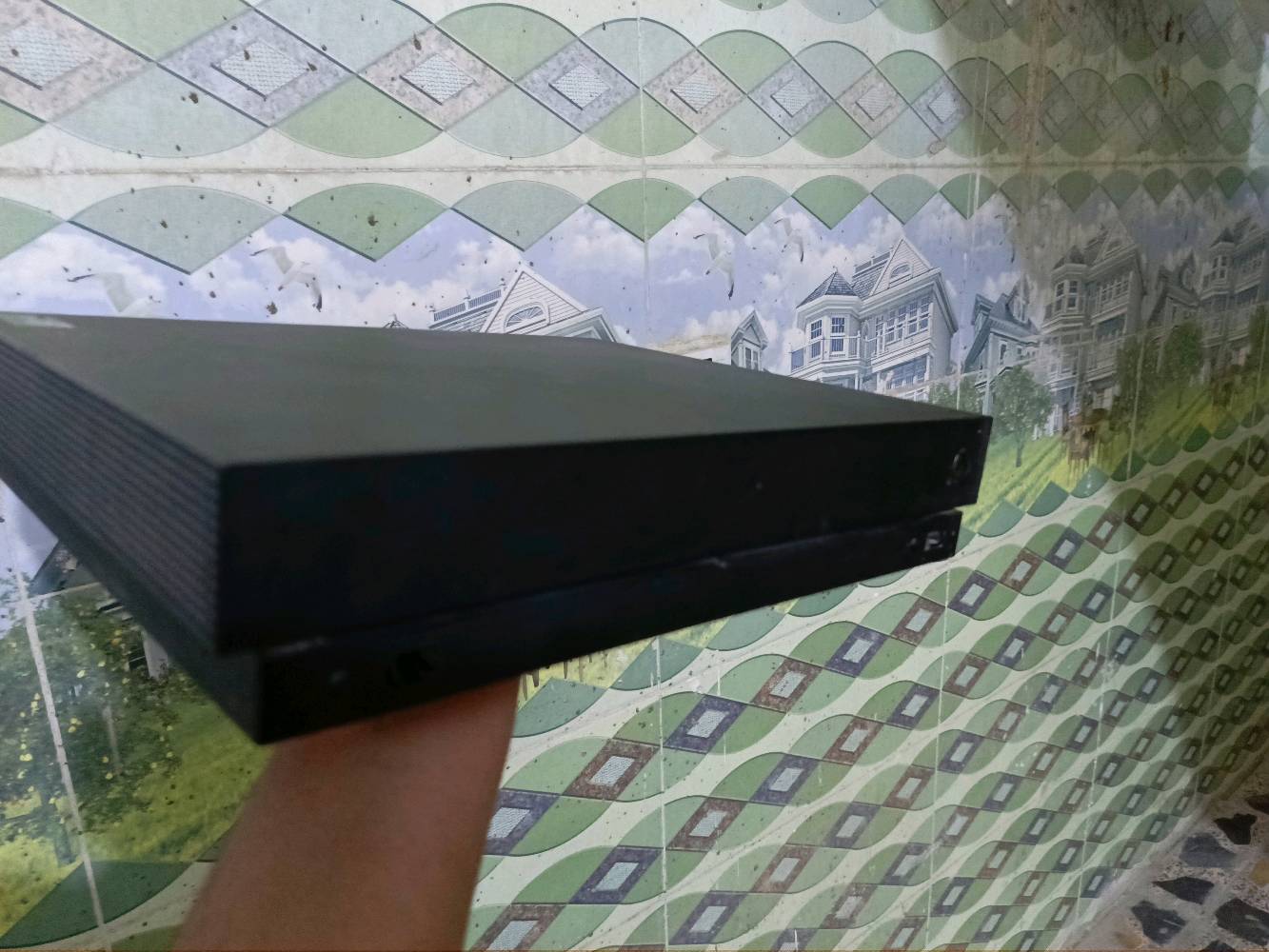  سلام عليكم اكس بوكس ون اكس Xbox one xكامل للبيع الجهاز مفتوح ركز مفتوح للبيع اضمنة الك من كل النواحي لا تكطيع ولا لاك ولا اي شي بلجهاز سلس ويخبل السعر ٢٠٠ وبي مجال كامل مكاني بغداد