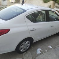 نيسان صني ٢٠٢٣ السيارة بيهه طخه بالصفحه والباب مبدله الضربه موضحه بالص...
