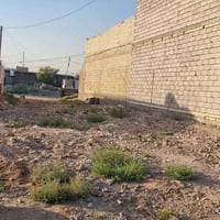 عندي قطعة ارض 100مربعة خلف النهر قريبة على السجة متوفر بالمكان ماء وكه...