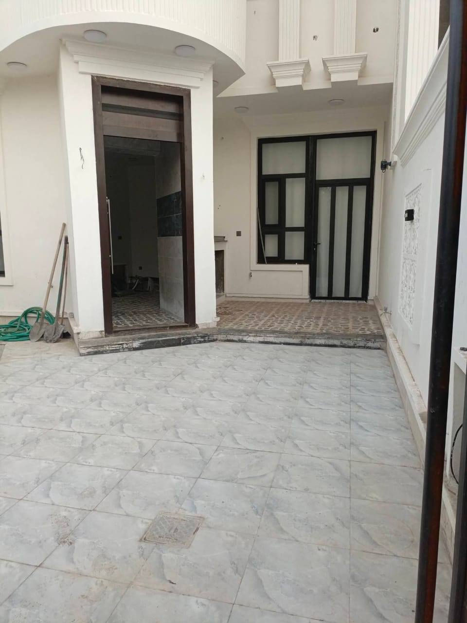 ✅ بناء حديث صفر – غير مسكون
🏡 دار للبيع – الرمادي / شارع 40

📍 قرب عمارة القند – موقع مميز وحيوي.

🔹 المساحة الكلية: 185 م²
🔹 جنس العقار: طابو زراعي (تحويل مباشر)
🔹 البناء:

الطابق الأول: طابوك

الطابق الثاني: بلوك
✅ بناء حديث صفر – غير مسكون

مواصفات الدار:

🔸 الطابق الأول:

ديوانية

هول

صالة

مطبخ

غرفة نوم 

صحيات كاملة

عدد 2 منور

الدار غربي بالكامل

تعليك حديث

صحيات دفن بالكامل

منظومة غاز دفن

صحيات خارجية

🔸 الطابق الثاني:

3 غرف نوم

صالة

صحيات

بلكونة أمامية

✨ تصميم عصري + تشطيب ممتاز.

✨ موقع قريب من الخدمات والشارع العام.

✨ مناسب للسكن العائلي الراقي.

السعر 140 مليون وقابل للتفاوض.

للاستفسار أكثر زيارة مكتبنا مكتب العبد 
شارع 40 مجاور مرطبات ادريم 
أو الاتصال...***********
