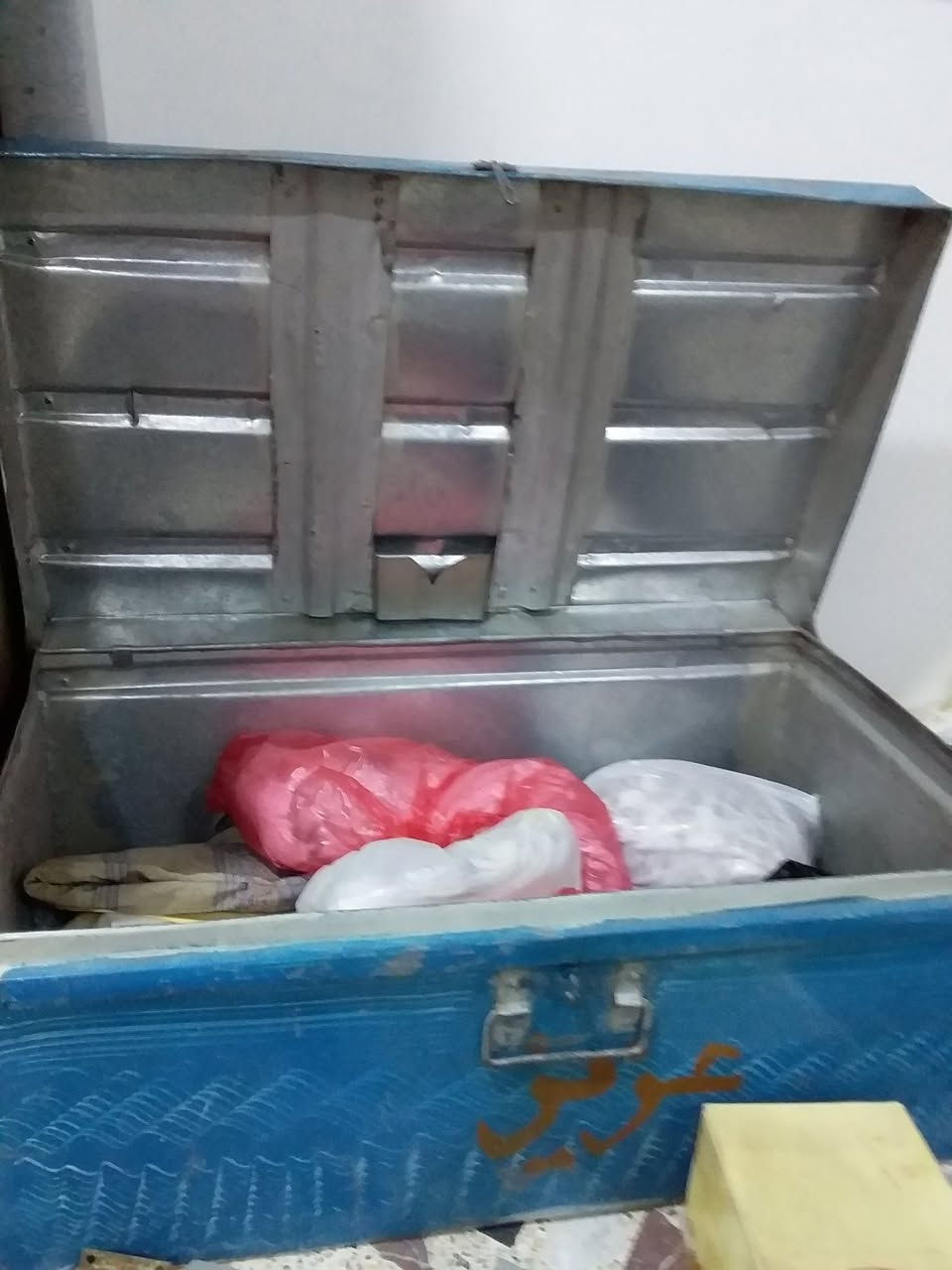 للبيع الاتصال على *********** 
بوفية قديمة بيها ٣ جام خانة و٢ دولاب و٣ مجرات ب ٤٠ الف قوية ومتينة احسن من الجديد 
صندوق كبير الحجم لحفظ الملابس ب٣٥ الف حديد 
صندوق كبير الحجم خشبي لحفظ الملابس ب ٤٠ الف 
ميز كبير ب ٥ الاف 
عربة مسواق مستعملة ب ٨ الاف 
حمالة مواعين كبير الحجم ب ١٠ الاف 
انتباه كل المعروض بيها مجال
