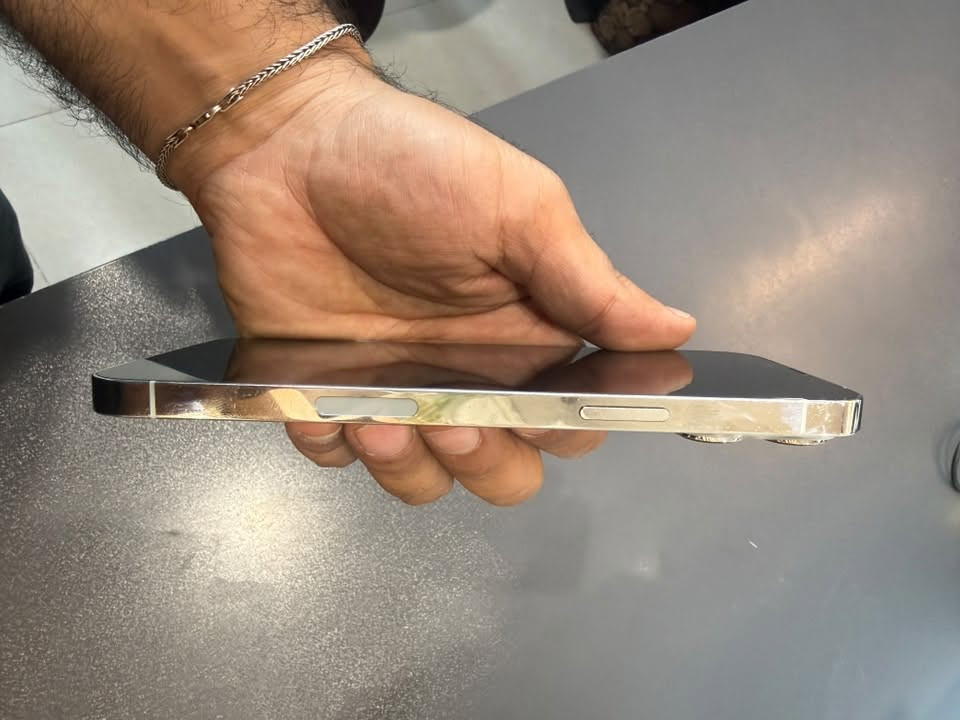 السلام عليكم 13برو ماكس اخذته العام من شركه الاماني مبدل شاشه اصليه بطاريه اصليه ممبدله عمر البطاريه 60بس الله شاهد  شحنه حلو  وما يفقد ابد اذبه بليل ع شحن اكعد صبح 100 يمشيني لليل ابد ما اشحنه جهاز حاطه بدون لا كفر ولا لزكه شاشه مشخط يعني رايده ب575قفله  تجي تفحص اذا غير الي ذاكرهن تجي تاخذه ع حسابي وتروح مكاني كربلاء شارع سناتر ***********
