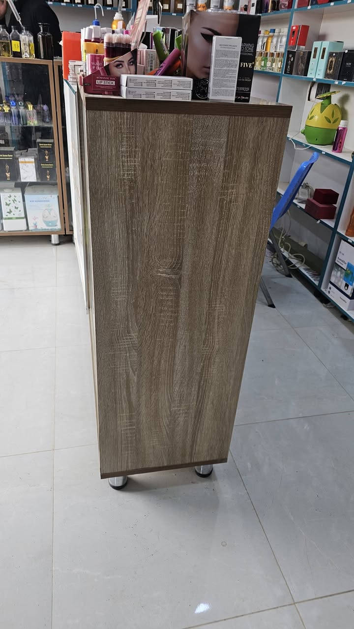 السلام عليكم ورحمه الله وبركاته 
ميز عرض تفصال درجه اولى  خشب صاج اصلي مع واجهه زجاج 
قياس متر ×120 ارتفاع 
يرهم لكلشي
العدد 2
سعر الميز 75 الف 
للتواصل  ***********
