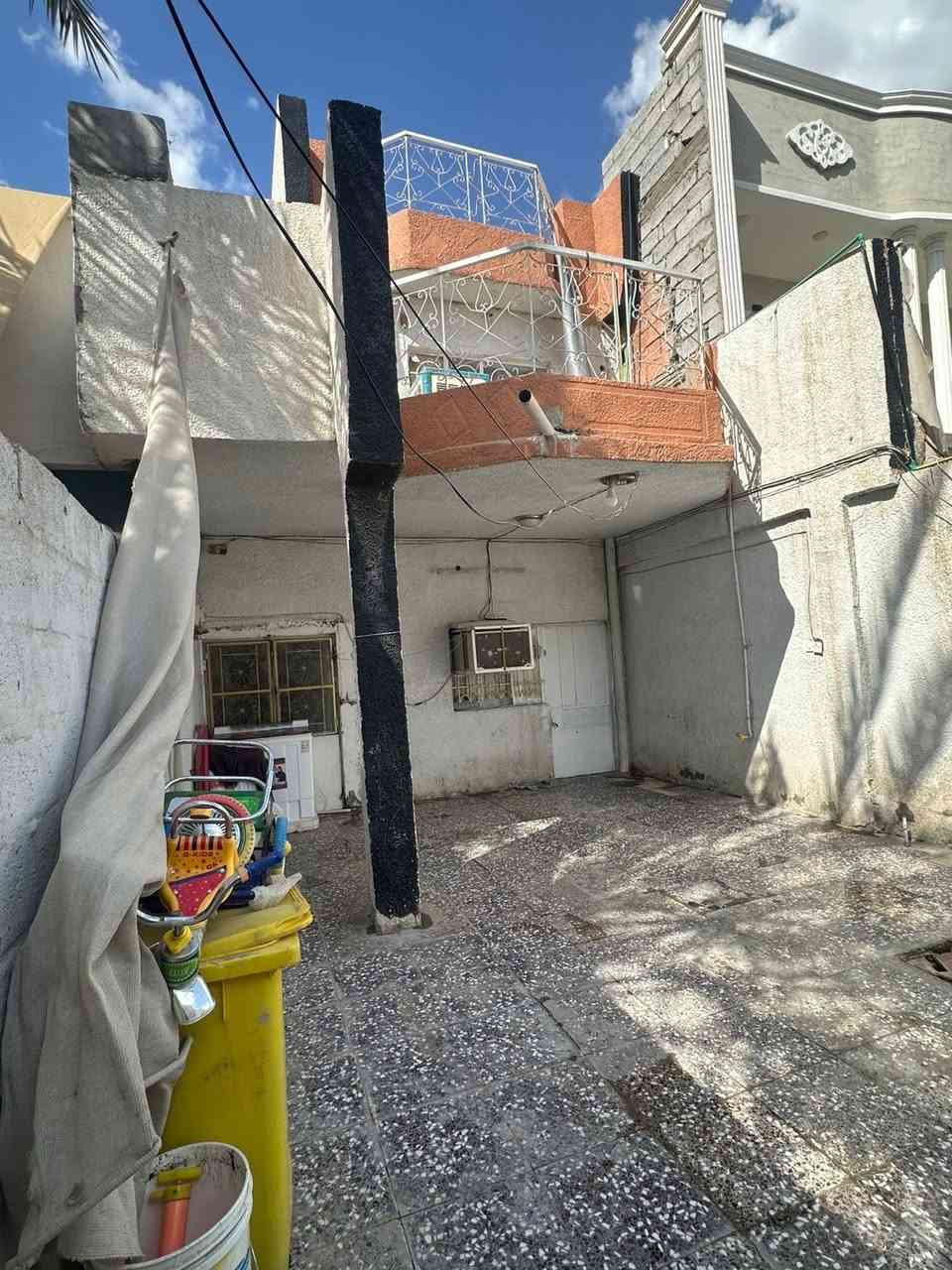 للبيع مستعجل لضرف خاص جداً 
دار للبيع 100 متر طابو صرف طابقين الاول مطبخ وصاله واستقبال وصحيات والثاني غرفتين وسطح 
بعقوبه حي المعلمين قرب جامع مالك ابن انس 
***********
